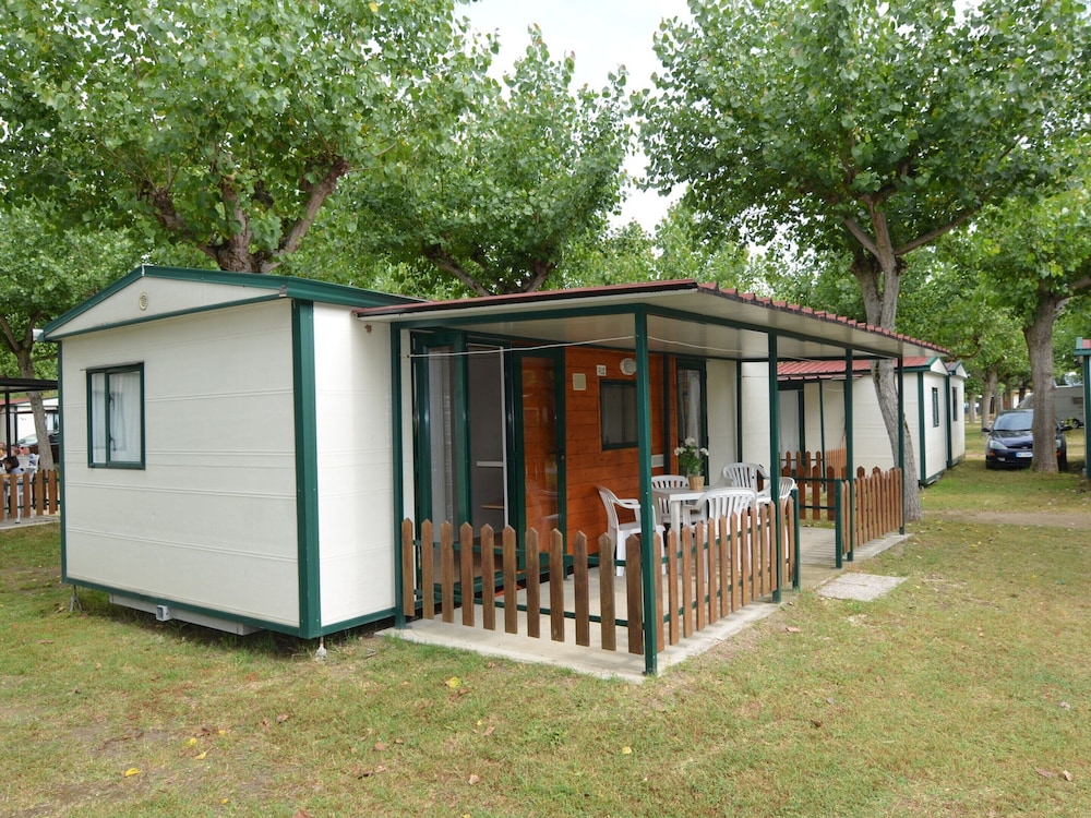 Comfy Chalet with Terrace near Sea view 4