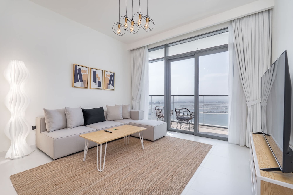 1 Bedroom in Marina Vista With Gorgeous Palm Views