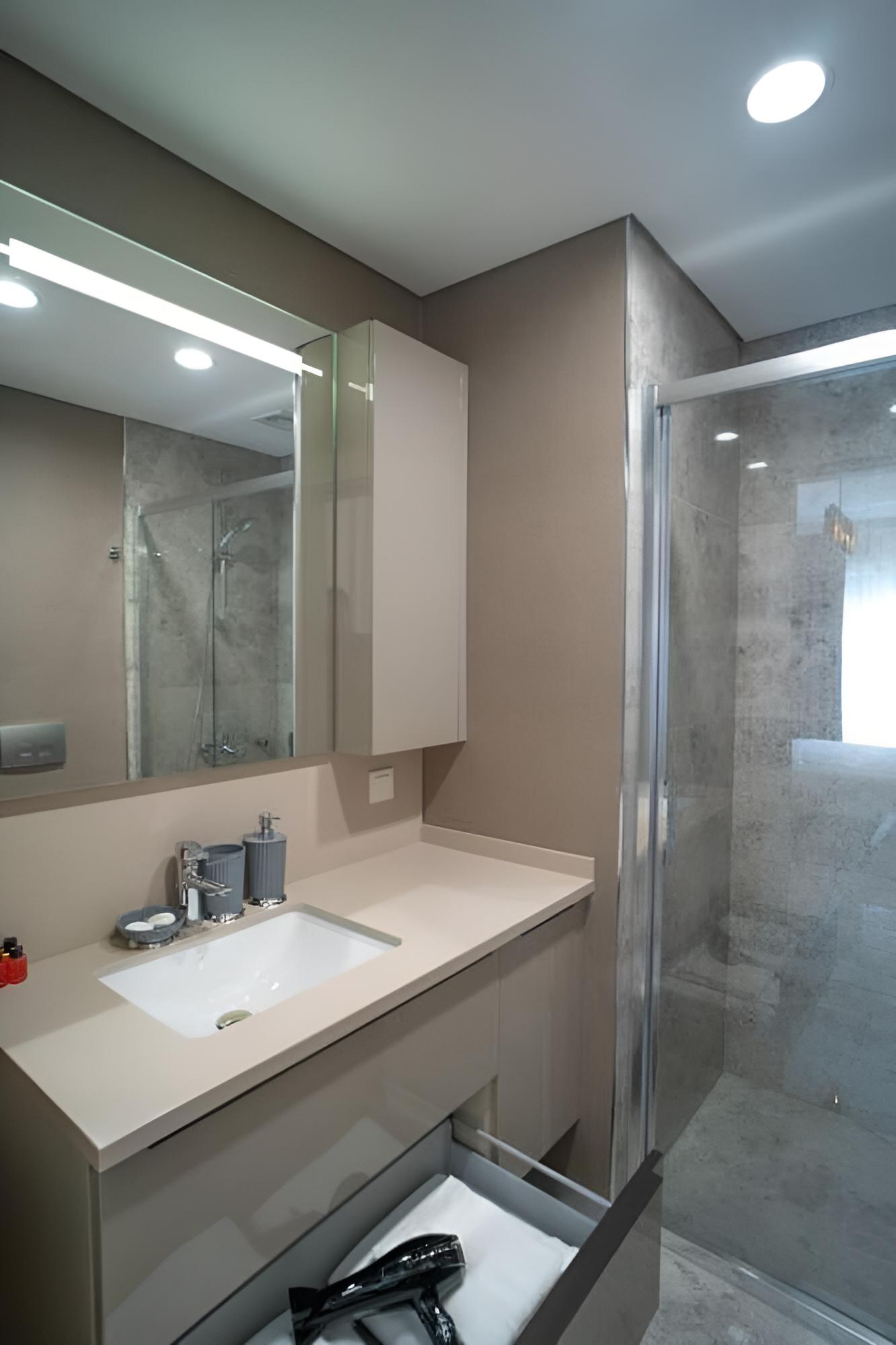 3 B Luxury Apt Near Arena Park AVM
