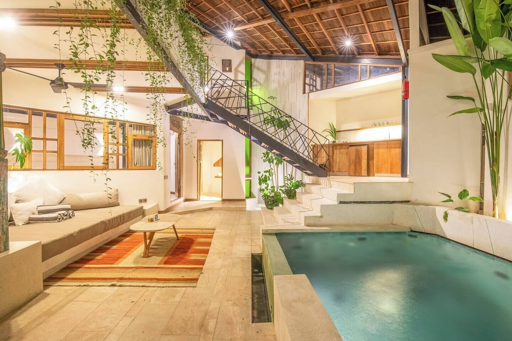 Modern 2-br Art Deco Villa, 800m From the Beach