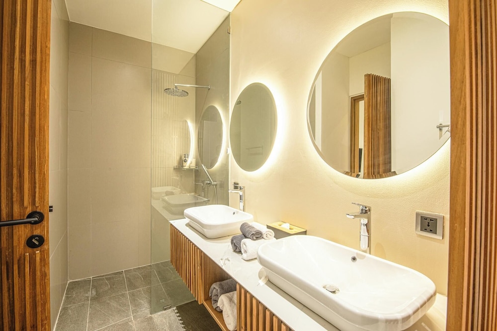 Luxury 5BR Retreat, 400m From Café Del Mar Shore