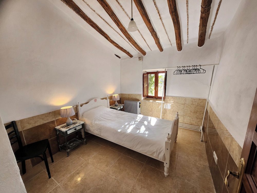 Casita-5guests-pool-patio-bbq-parking-fireplace