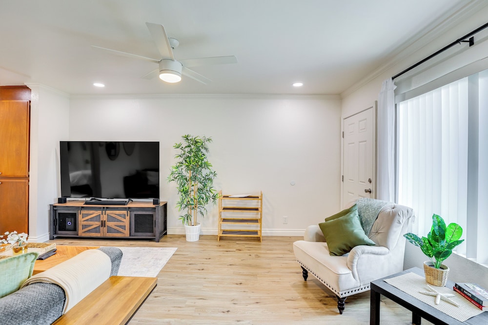1 Mi to Oceanside Municipal Pier: Condo w/ Balcony