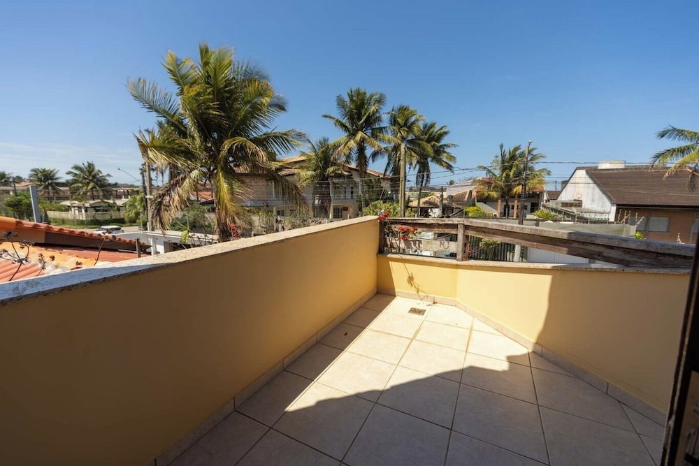 Casa com rea Gourmet e Quintal a 200 m da Praia