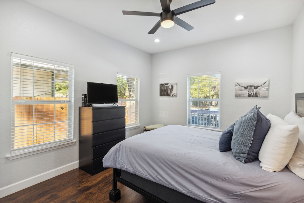 Walk to Alamodome! Stylish Home w/ Private Parking