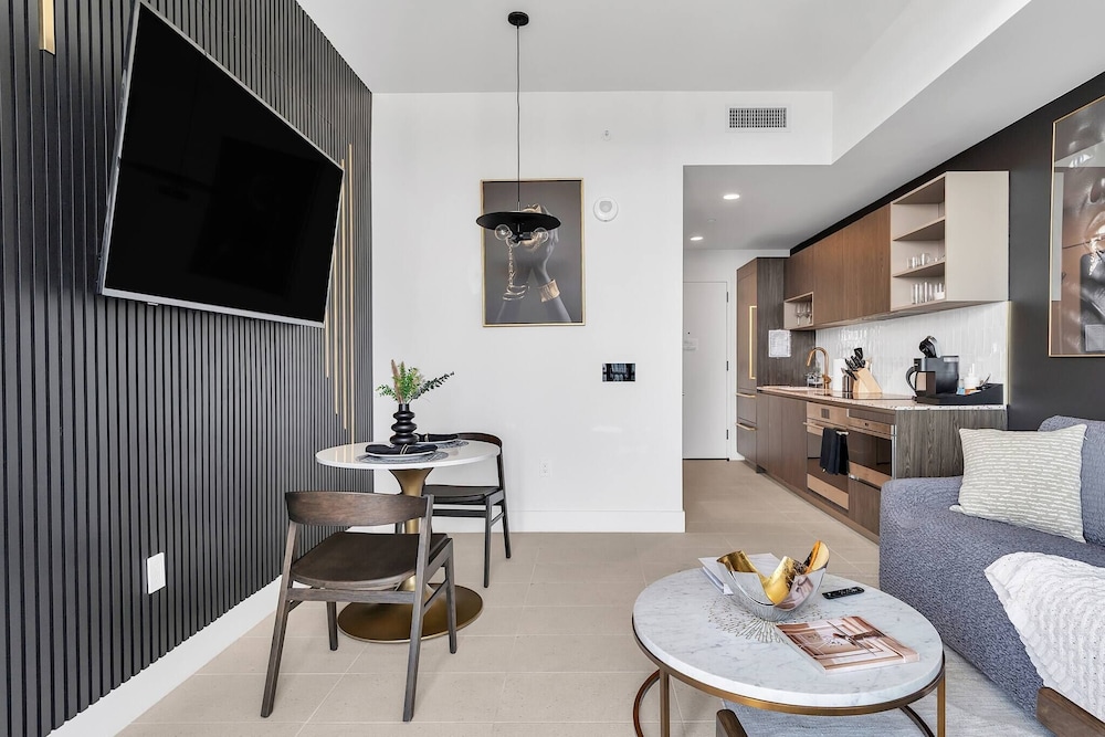 Penthouse 1BR Breathtaking City & Water Views