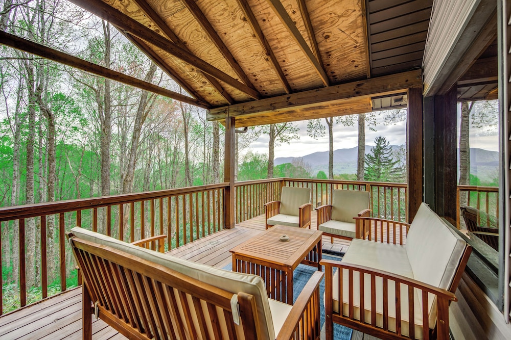 10 Mi to Waynesville: Cabin w/ Hot Tub & Mtn Views