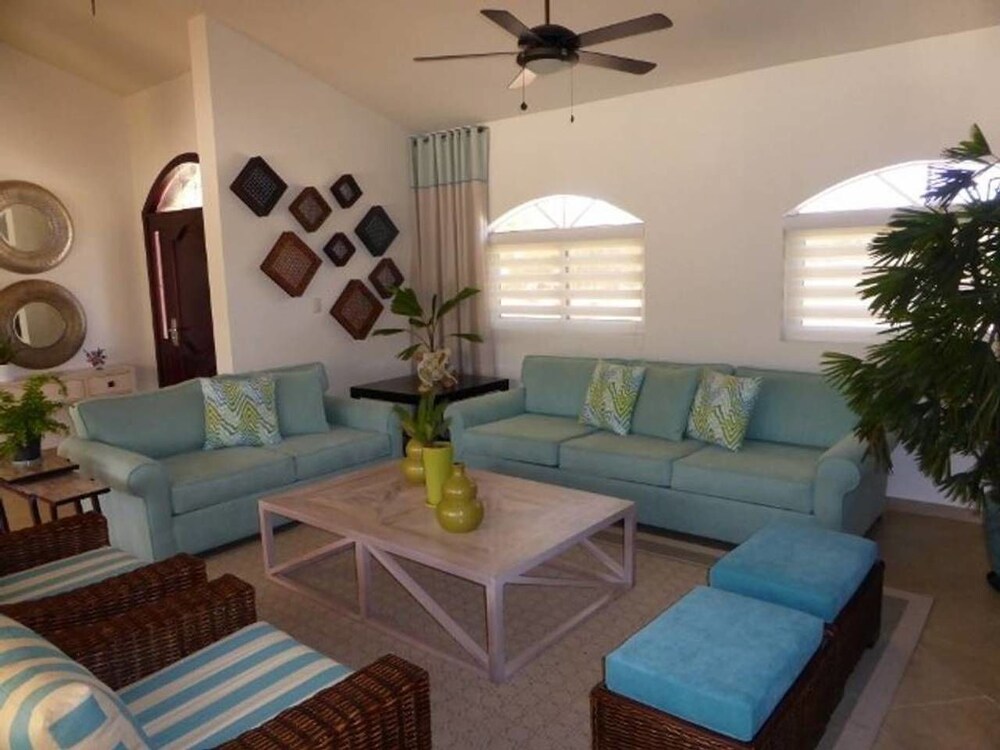 Touch of Elegance! 6 Bedroom Near the Beach