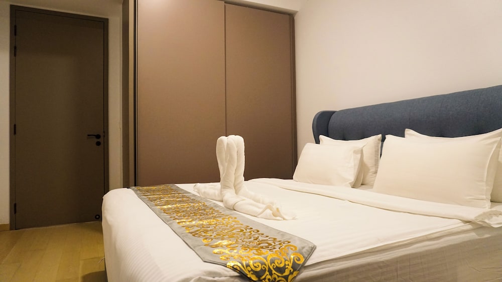 Moonway Luxury Suites At Eaton Residence
