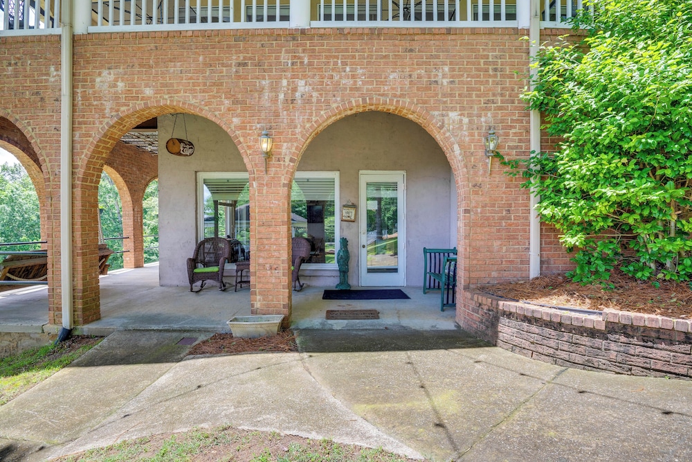 1 Mi to Lake Guntersville: Scenic Condo Retreat!