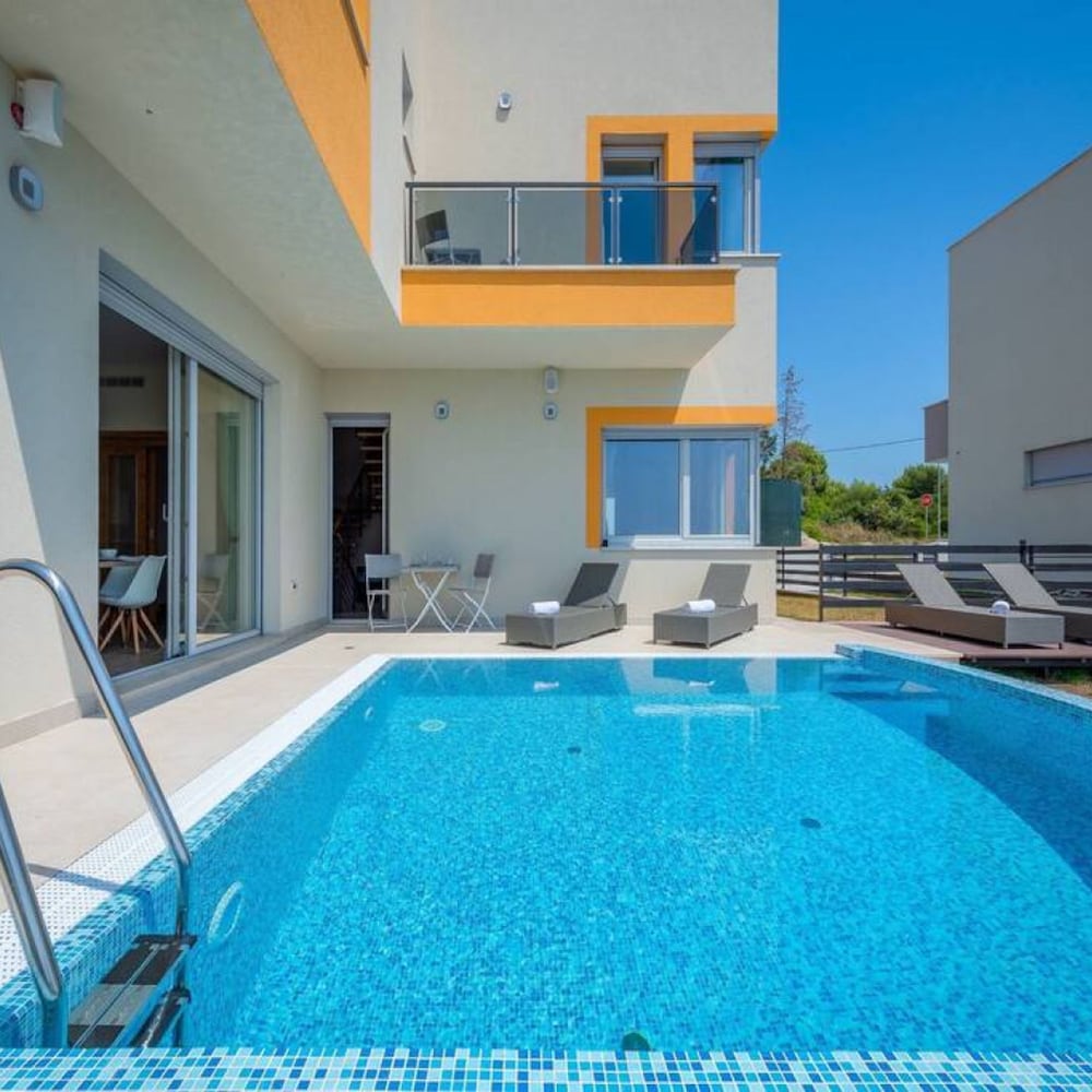 Villa Cedar - Fully Equipped Villa With 4 big Rooms for 8 Guests and a Seaview