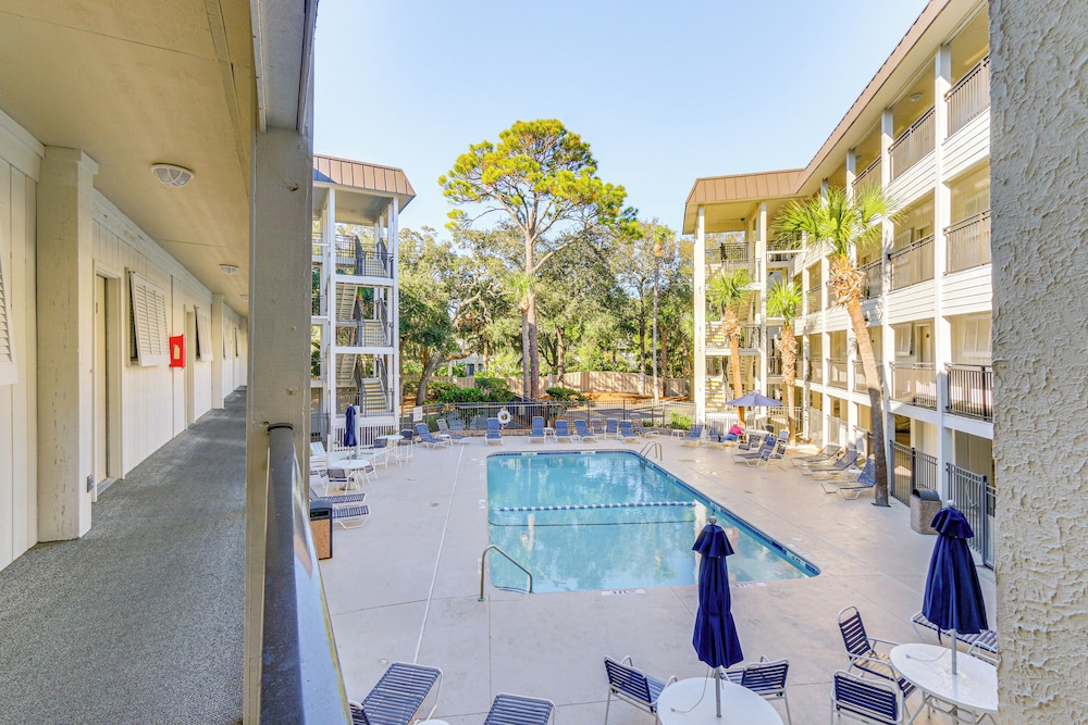 Walk to Coligny Beach Park: Condo w/ Pool Access!