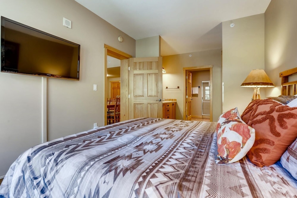 Passage Point 202 2 Bedroom Condo by RedAwning view 5