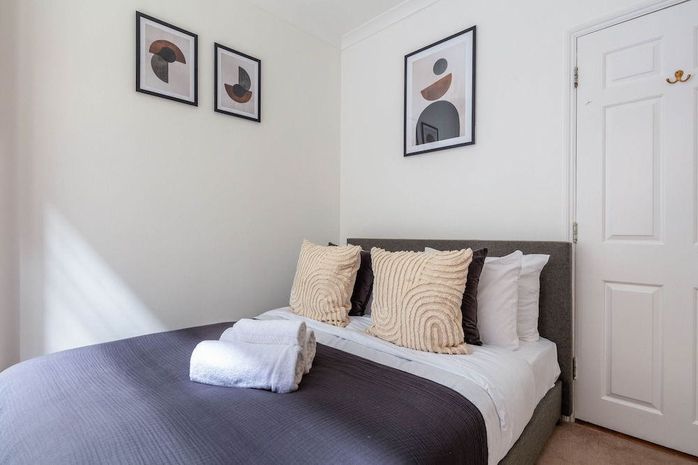 Stylish 3BR 2BA in Mayfair by Hyde Park