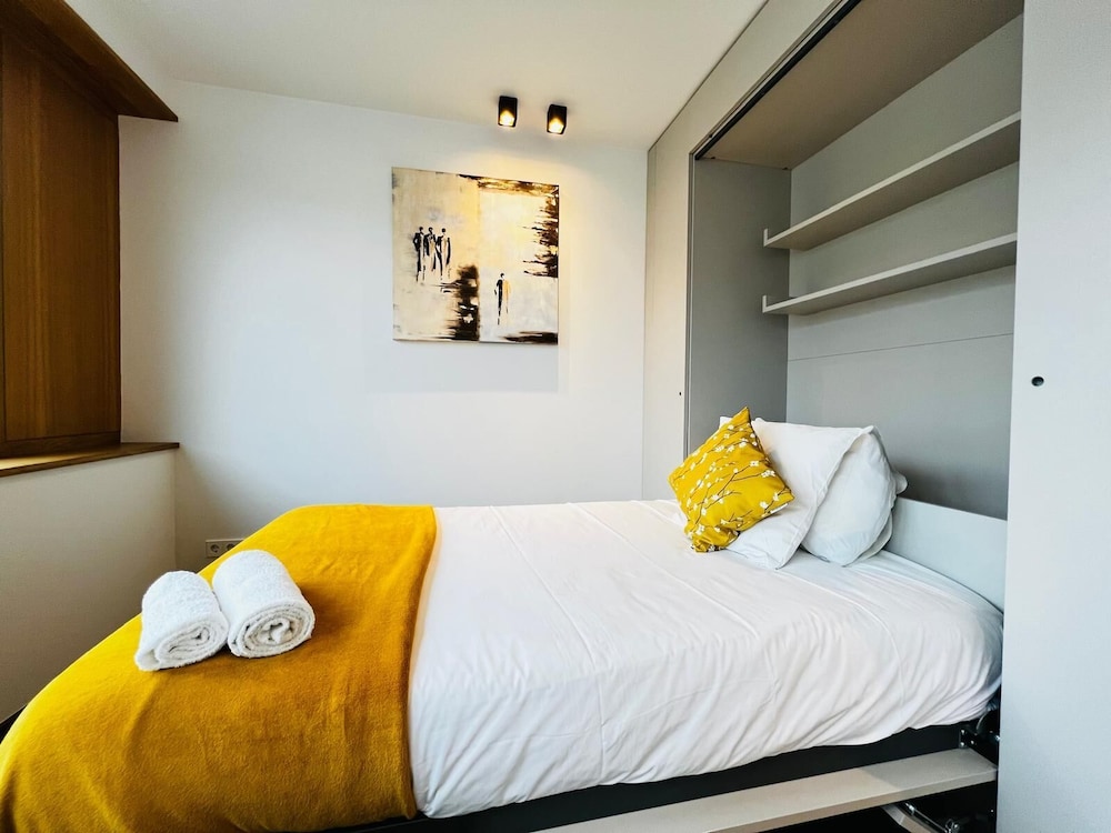 Beautiful one bedroom w balcony&parking