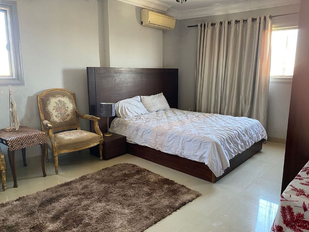 Females Only, Host Is Woman, City Center, Near All view 3