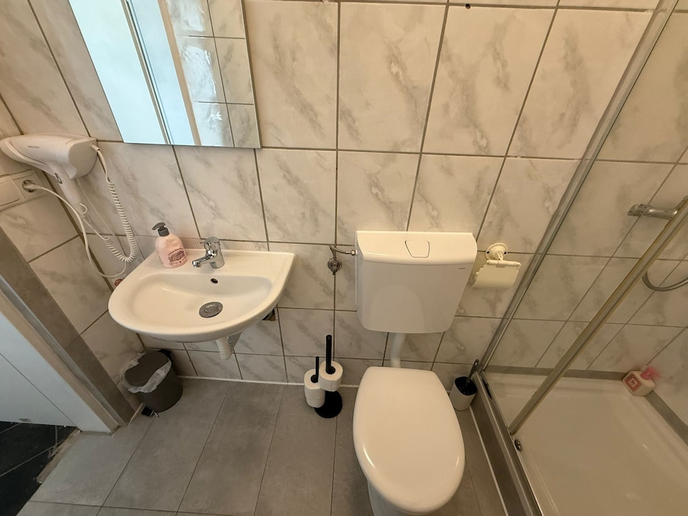 Simple 2BR Near Westbahnhof Station