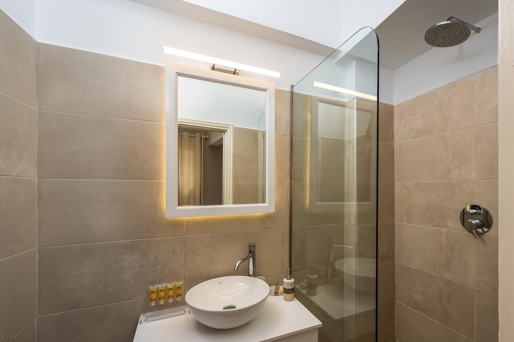 Maravelias Rooms