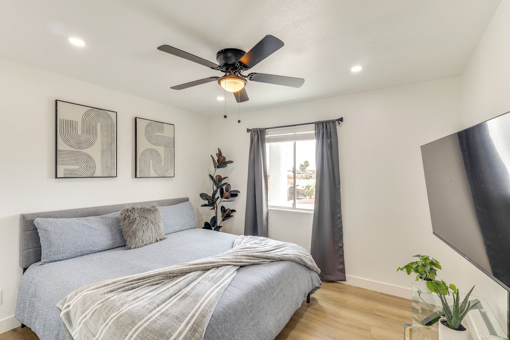 Poolside Relaxation: Group-friendly Home in Havasu