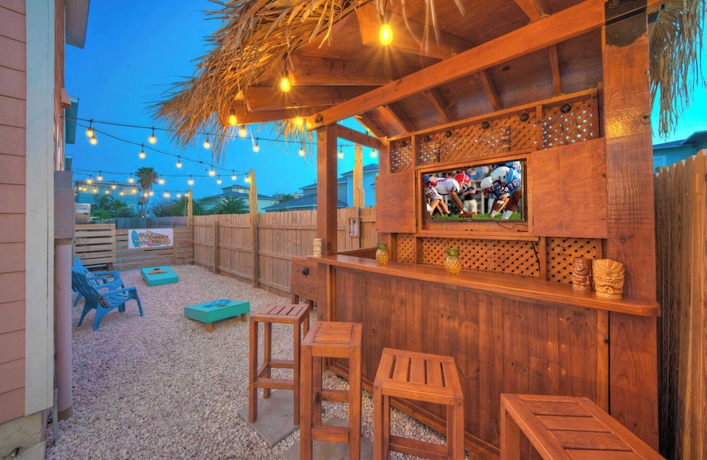 Sleeps 24, 2 Homes Pool, Backyard Tiki Bar, Fire Pit, Cornhole Walk to Beach