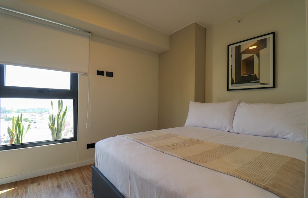 w Elegant 2BR With Balcony in San Isidro