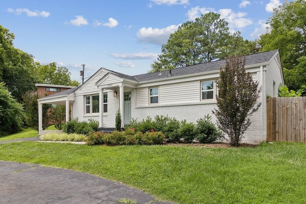 Chic Retreat Near Downtown Nashville 3 Bedroom Home by RedAwning