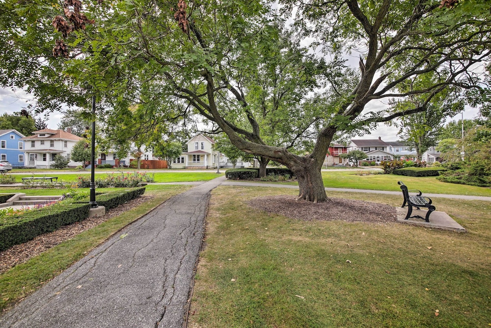 Lakeside Garden Home - 1 Mile to Main Street!