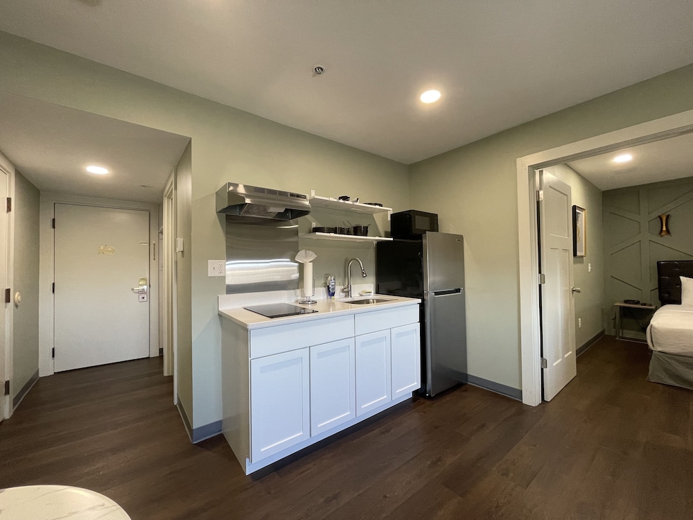 Bloomington Vacations - The Chateau Hotel and Conference Center - Property Image 45