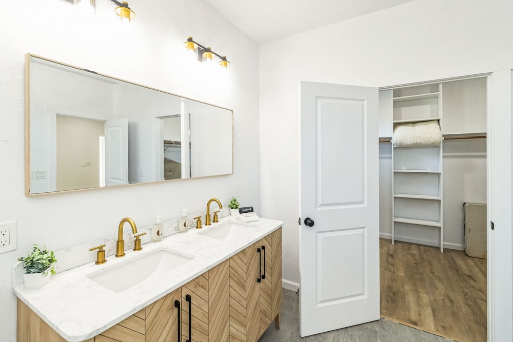 Stylish 4BR Home Mins to Downtown River Walk