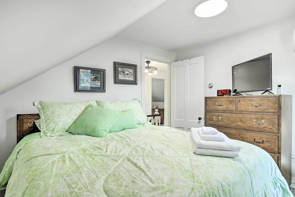 Cozy Historic Wakefield Home Close to Beaches - Property Image 24