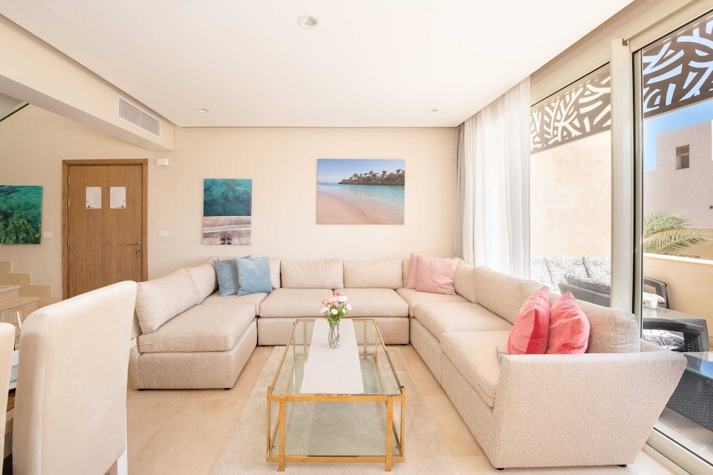 Xuru Stays I Exotic 1bdr w/ Outdoor Terrace Pool & Beach Access