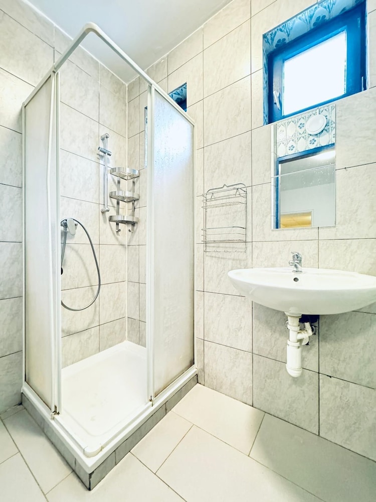 Cityside Two Bedroom Apt Budget Stay