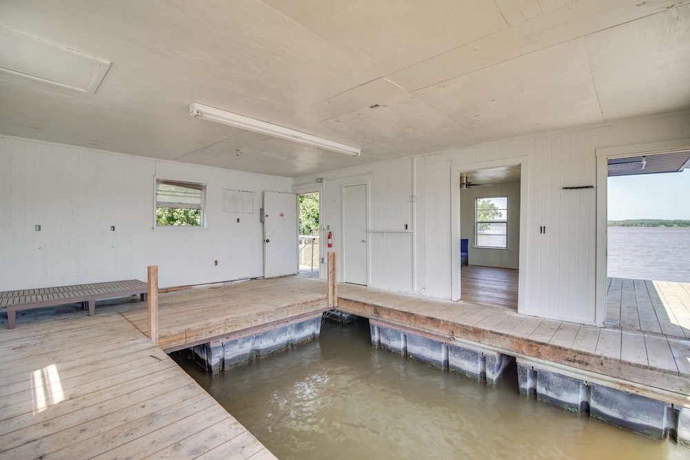 Waterfront Hot Tub - Luxe Home on Grand Lake!