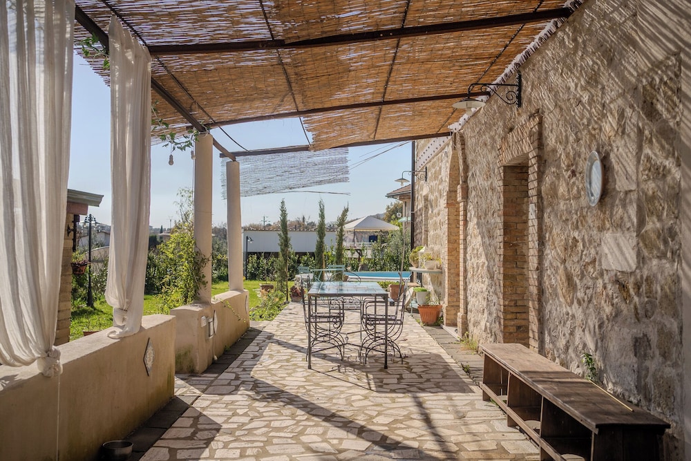 Casale nel Verde con Piscina e Vista