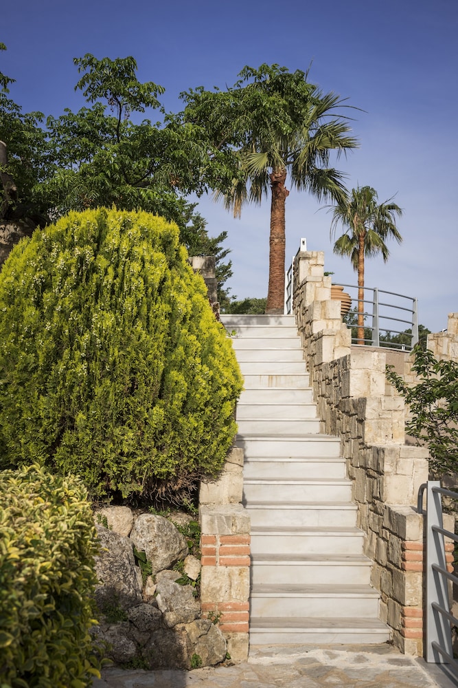 Athina Luxury Villas