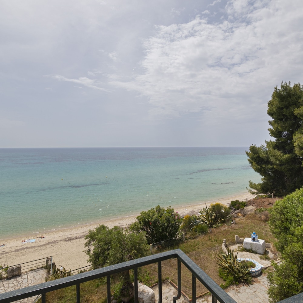 Poseidon Seafront Apartment by Rentalspro