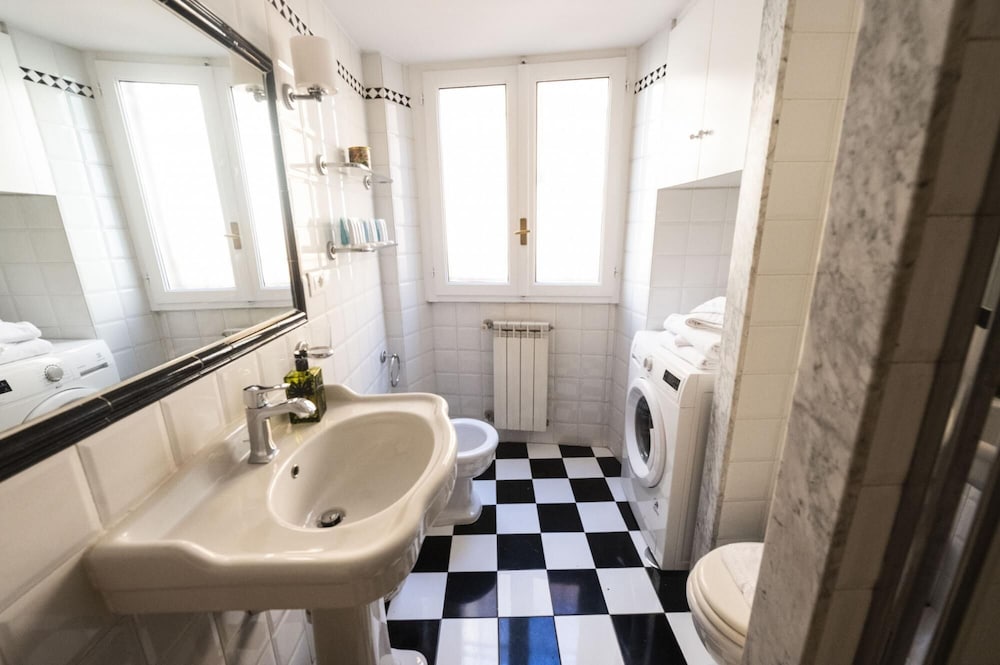 Artsy and Elegant Apartment Near Pantheon