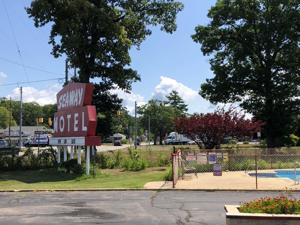Norton Shores Inn
