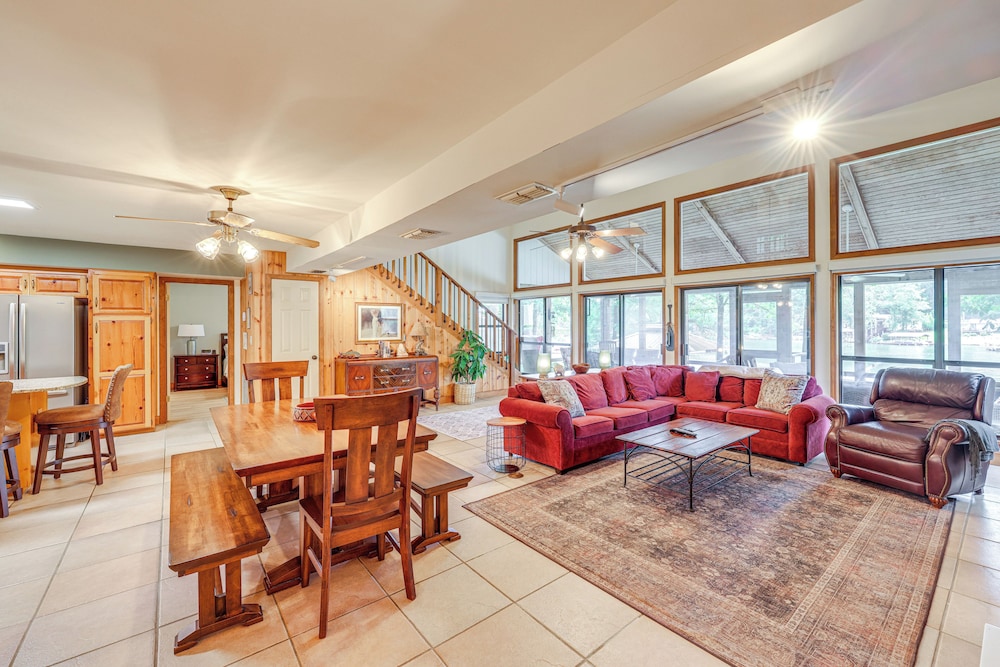 Waterfront Gem on Lake Martin w/ Kayaks & Dock!