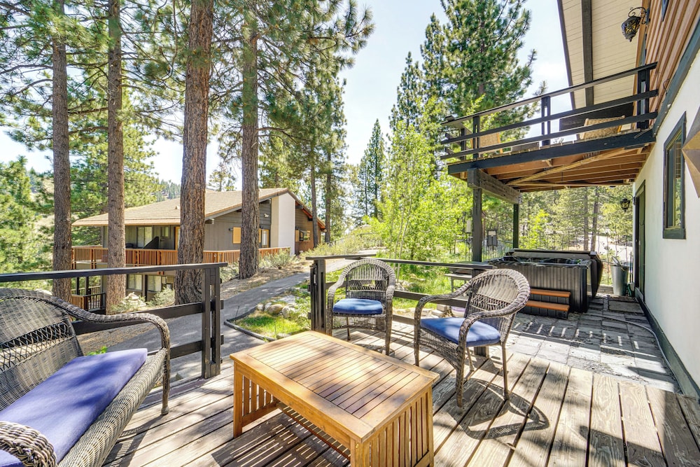 Walk to Diamond Peak: Luxe Chalet w/ Mtn-view Deck