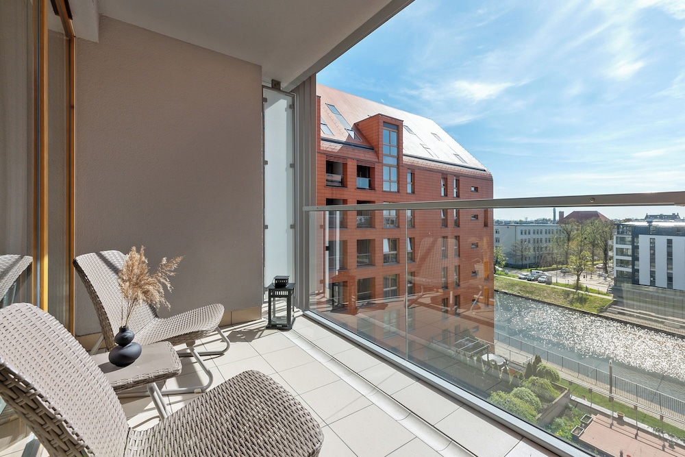 Aura - Riverside & Parking by Downtown Apartments