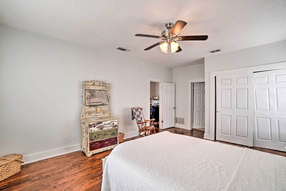 4 Miles to Lake Jacksboro: Cozy Texas Cottage
