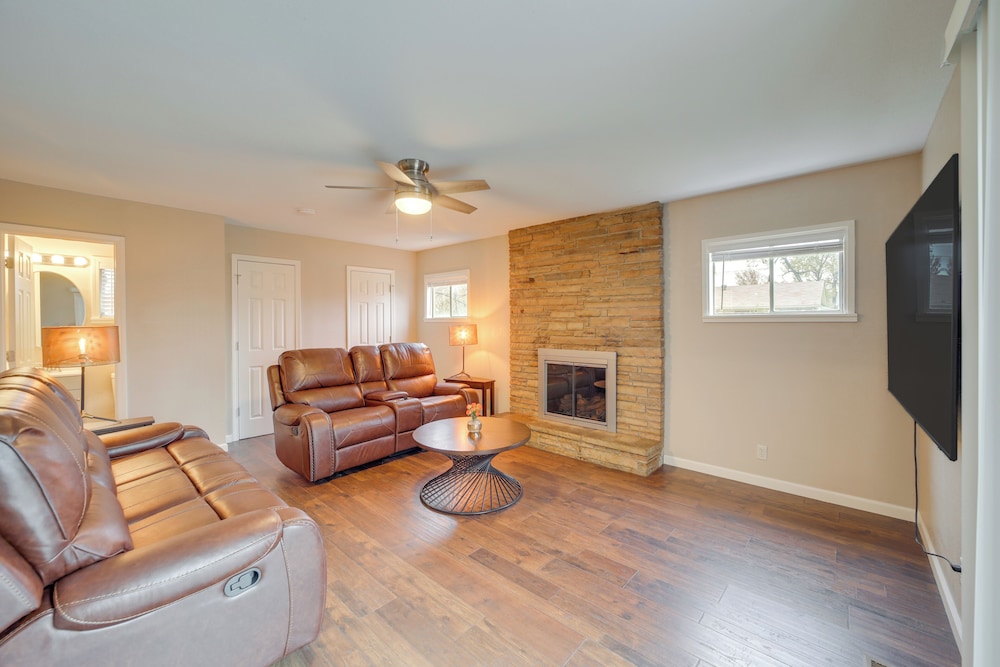 6 Mi to Dtwn: Dog-friendly Home w/ Yard in Tulsa