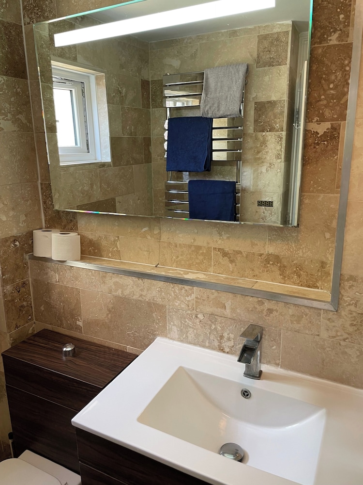 London Apartment - Sleeps 3-city Escape- Balcony