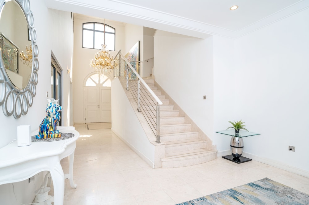 5BR Beach & pool villa in Palm