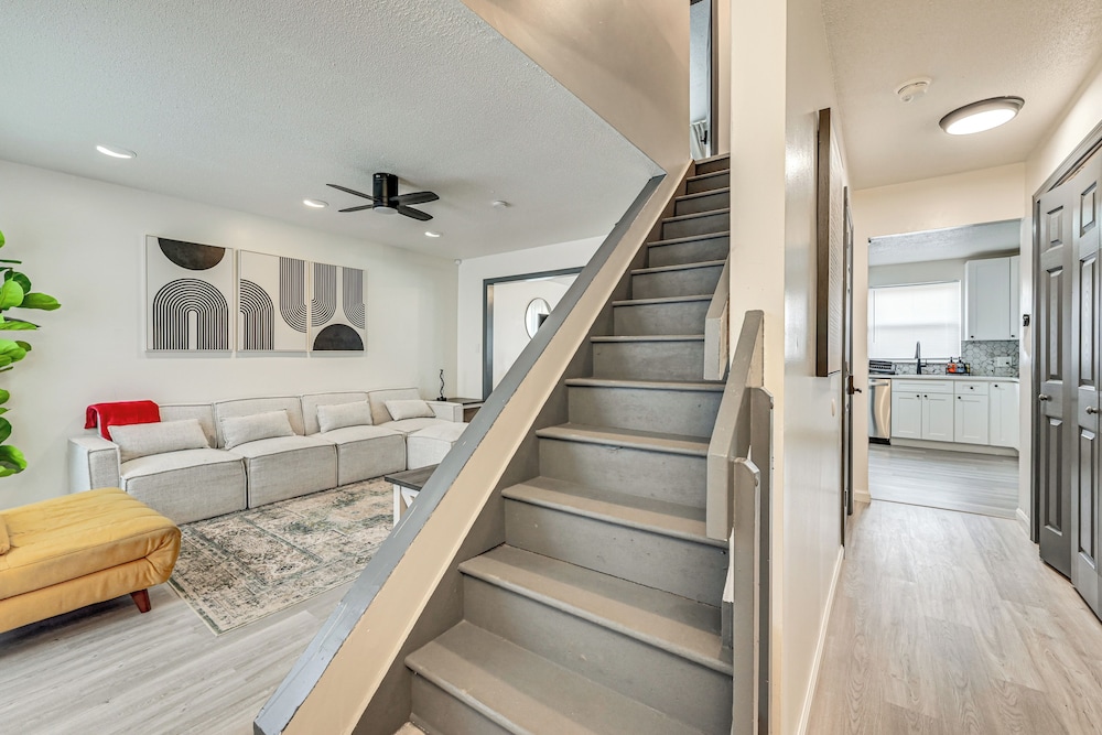Townhome 1 Mi to Colt Park & Industrial District!