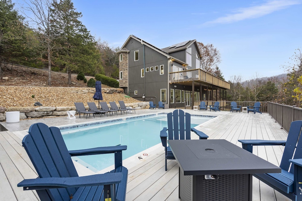 Van Kirk Cove 6 BDR Stunner!