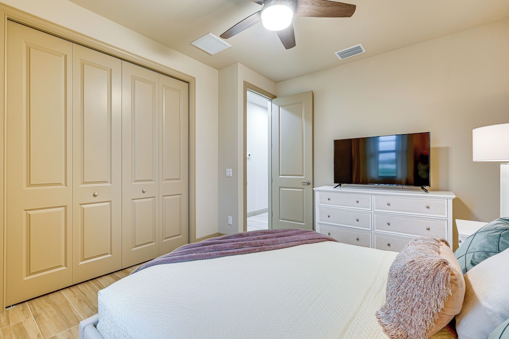 Outdoor Oasis: Spacious Family Home in Cape Coral!