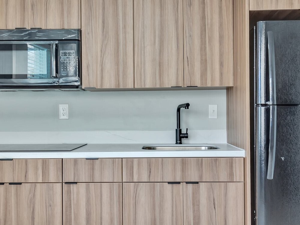 Modern Apt Near Beach Views & Wi-fi