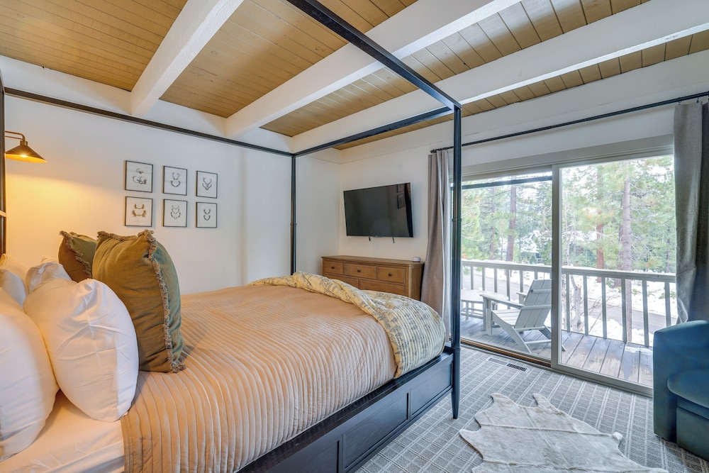 8 Mi to Northstar Slopes: Tahoe Gem w/ Fireplace